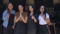 Macrae senang mendapat kunjungan dari para pelanggan, termasuk politisi Bali Ida Ayu Selly Fajarini. Mereka tak melewatkan pose di depan rumah makan. Foto: Instagram paonmbokyan 