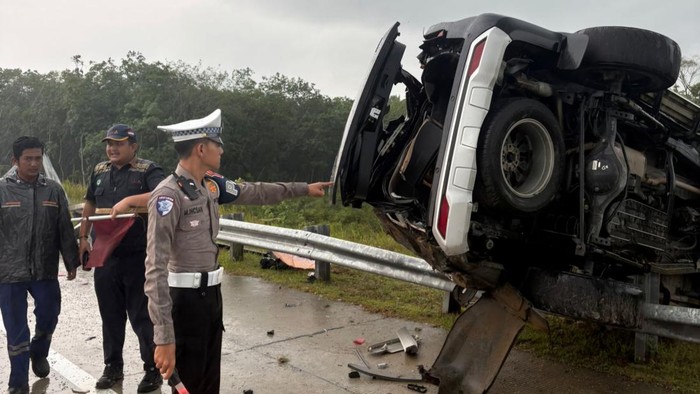 Fortuner terbalik di Tol Pekanbaru-Bangkinang. (Foto: Dok Ditlantas Polda Riau)