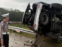 Ngebut saat Hujan Deras, Fortuner Terbalik di Tol Pekanbaru-Bangkinang