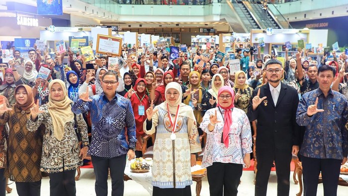 Gubernur Jawa Timur Khofifah Indar Parawansa saat membuka acara Pameran dan Bedah Buku Insan Pendidikan Jawa Timur 2025