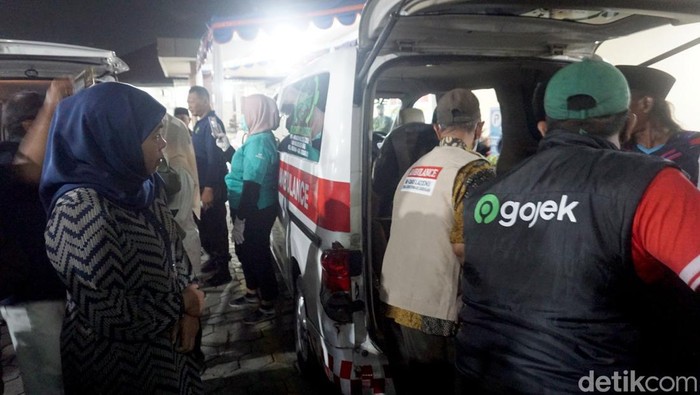 Gubernur Khofifah saat serah terima 3 jenazah korban bangunan ambruk Ponpes Al Khoziny di RS Bhyangkara Polda Jatim, Minggu (5/10/2025).