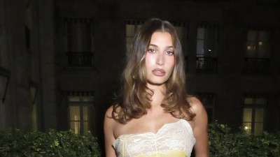Foto: Hailey Bieber Pakai Lingerie Tidur Saat Hadir di Paris Fashion Week