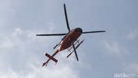 Sebuah helikopter jenis Bell 407 berperan penting dalam menghadirkan tayangan spektakuler dari sudut pandang udara (POV) untuk siaran televisi internasional balapan MotoGP Indonesia 2025 di Sirkuit Internasional Pertamina Mandalika, Lombok Tengah, Nusa Tenggara Barat, Minggu (5/10/2025).