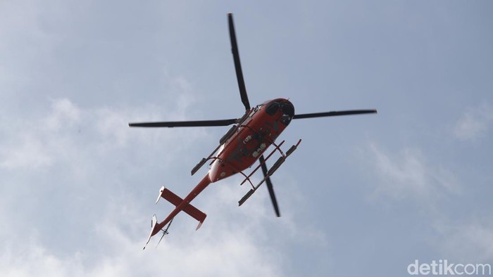 Helicopter jenis Bell 407 saat mengambil gambar untuk penyiaran tv saat berlangsungnya balapan MotoGP di Sirkuit Internasional Pertamina Mandalika, Lombok Tengah, Nusa Tenggara Barat, Minggu (5/10/2025).