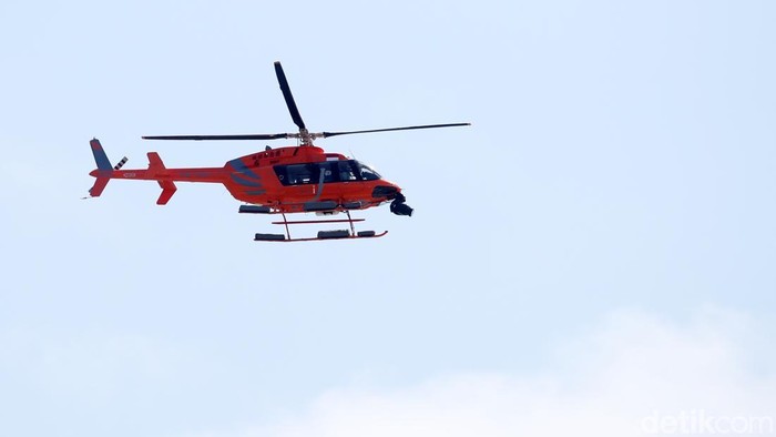 Helicopter jenis Bell 407 saat mengambil gambar untuk penyiaran tv saat berlangsungnya balapan MotoGP di Sirkuit Internasional Pertamina Mandalika, Lombok Tengah, Nusa Tenggara Barat, Minggu (5/10/2025).