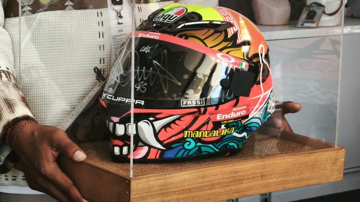 Helm AGV bertanda tangan Valentino Rossi dilelang, laku Rp 15 juta