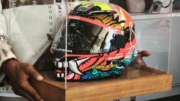 Helm AGV bertanda tangan Valentino Rossi dilelang, laku Rp 15 juta