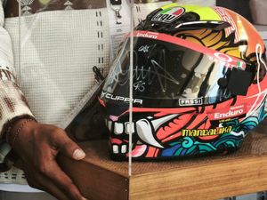 Helm Bertanda Tangan Valentino Rossi Dilelang, Laku Rp 15 Juta