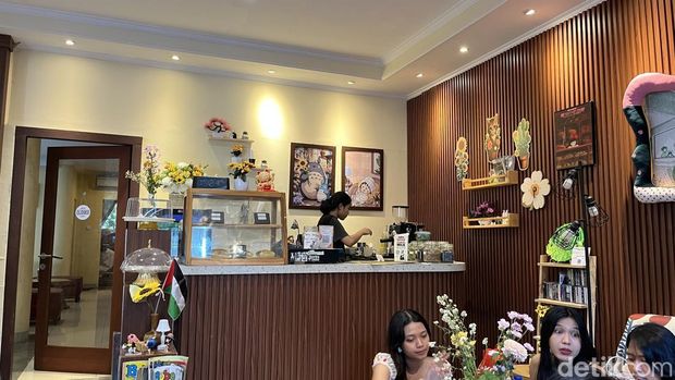 Himawari Tea & Coffee, kafe berkonsep Studio Ghibli di Denpasar, Minggu (5/10/2025). (Rizki Setyo)