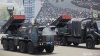 Defile  prajurit TNI dengan kendaraan peluncur rudal.