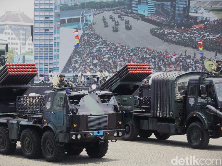 HUT ke-80 TNI, Ribuan Prajurit Unjuk Ketangkasan dan Parade Alutsista di Hadapan Prabowo