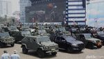 HUT ke-80 TNI, Ribuan Prajurit Unjuk Ketangkasan dan Parade Alutsista di Hadapan Prabowo