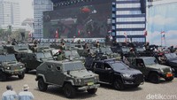 Defile  prajurit TNI dengan kendaraan taktis (rantis).