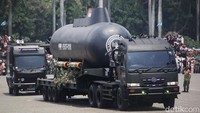 Pasukan TNI dari berbagai kesatuan melakukan atraksi ketangkasan, defile pasukan hingga pamer alat utama sistem persenjataan (alutsista) di depan Inspektur Upacara, Presiden Prabowo Subianto pada perayaan HUT TNI ke-80, di Lapangan Monas, Jakarta, Minggu (5/10/2025).
