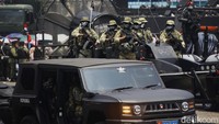 Defile  prajurit TNI dengan kendaraan taktis. Tak hanya itu, defile pasukan dari berbagai kesatuan dan parade alat utama sistem persenjataan (alutsista) juga turut memeriahkan suasana, memperlihatkan kekuatan pertahanan Indonesia di hadapan masyarakat.