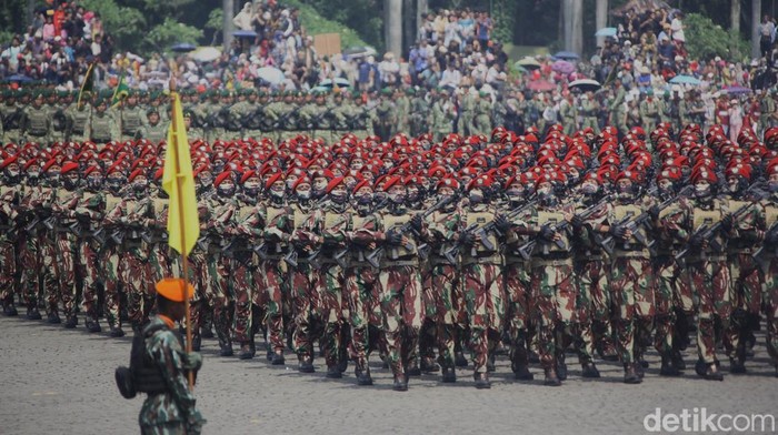 Ribuan prajurit TNI dari tiga matra—AD, AL, dan AU—tampil memukau dalam perayaan Hari Ulang Tahun (HUT) ke-80 TNI yang digelar di kawasan Silang Monas, Jakarta, Minggu (5/10).