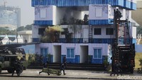 Prajurit TNI melakukan simulasi melumpuhkan aksi penculikan di bangunan gedung.