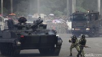 Prajurit TNI melakukan simulasi melumpuhkan aksi teroris dan separatis combatan.