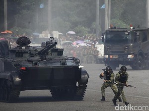Ada Baku Tembak dari Atas Tank dan Aksi Pesawat Tempur di Monas