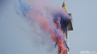 Prajurit TNI menuruni Monumen Nasional (Monas) menggunakan tali.