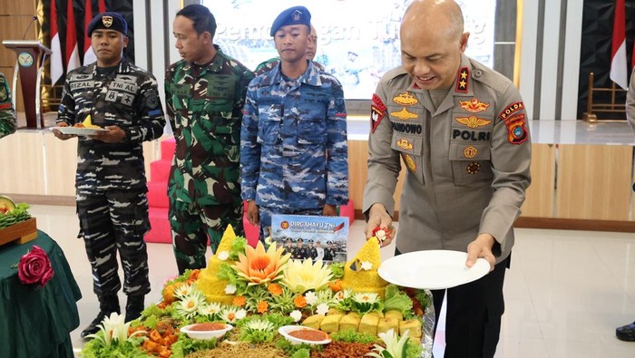 Kapolda Babel Irjen Hendro Pandowo menyemarakkan HUT TNI ke-80 di Korem 045/Gaya.