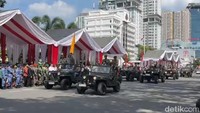Ada juga defile pasukan dan juga parade alutsista. Warga berbondong-bondong untuk menyaksikan pertunjukan-pertunjukan tersebut. Bahkan, ada beberapa warga yang sampai ikut naik ke atas kendaraan saat parade alutsista. (Dok. Finta Rahyuni/detikSumut)
