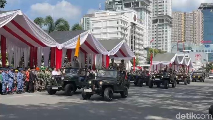 Parade alutsista saat momen perayaan HUT ke-80 TNI di Medan