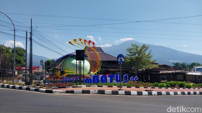 Ikon apel baru di Jalan Sultan Agung, Kota Batu dalam tahap perbaikan
