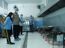 Pastikan Makanan Higienis, Itwasda Polda Jatim Awasi SPPG Polres Gresik