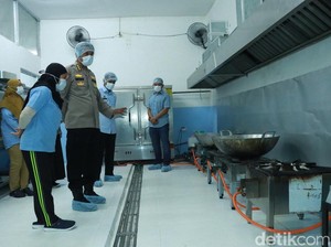 Pastikan Makanan Higienis, Itwasda Polda Jatim Awasi SPPG Polres Gresik