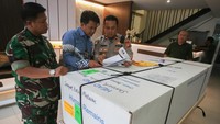 Petugas kepolisian bandara memeriksa surat kematian jenazah Alm Yurike Marianne Sanger setibanya dari Kota New York , Amerika Serikat di Terminal kargo Bandara Soekarno Hatta, Tangerang, Banten, Minggu (5/10/2025). ANTARA FOTO/Muhammad Iqbal