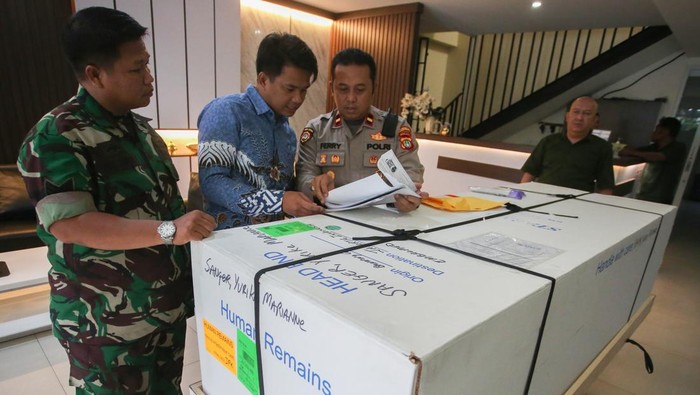 Petugas kargo jenazah menurunkan peti jenazah Alm Yurike Marianne Sanger setibanya dari Kota New York , Amerika Serikat di Terminal kargo Bandara Soekarno Hatta, Tangerang, Banten, Minggu (5/10/2025). Yurike Marianne Sanger adalah istri ke- 7 Presiden pertama Indonesia Soekarno yang meninggal pada Rabu (17/9) di usia 80 tahun karena sakit, jenazah akan dimakamkan pada Senin (6/10) di TPU Tanah Kusir. ANTARA FOTO/Muhammad Iqbal