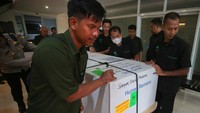 Kedatangan jenazah ini disambut secara khidmat oleh keluarga serta sejumlah kerabat dekat. Pemulangan Yurike Marianne Sanger menandai penghormatan terakhir bagi almarhumah, sekaligus menjadi momen mengenang perjalanan hidupnya sebagai bagian dari sejarah keluarga Presiden Soekarno. ANTARA FOTO/Muhammad Iqbal