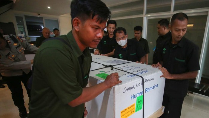 Jenazah Istri Ke-7 Presiden Soekarno Yurike Marianne Sanger, Tiba di Tanah Air Petugas kargo jenazah menurunkan peti jenazah Alm Yurike Marianne Sanger setibanya dari Kota New York , Amerika Serikat di Terminal kargo Bandara Soekarno Hatta, Tangerang, Banten, Minggu (5/10/2025). Yurike Marianne Sanger adalah istri ke- 7 Presiden pertama Indonesia Soekarno yang meninggal pada Rabu (17/9) di usia 80 tahun karena sakit, jenazah akan dimakamkan pada Senin (6/10) di TPU Tanah Kusir. ANTARA FOTO/Muhammad Iqbal