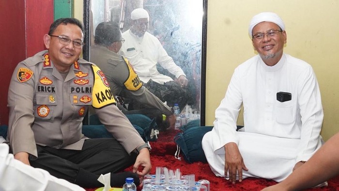 Kapolres Jakut beri penghargaan ke tokoh agama
