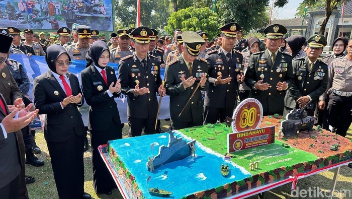 Kapolres Kediri AKBP Bramastyo Priaji, bersama Kapolres Kediri Kota AKBP Anggi Saputra Ibrahim mendatangi jajaran TNI dan disambut hangat oleh Danbrigif 16/Wira Yudha Kolonel Inf Taufik Ismail