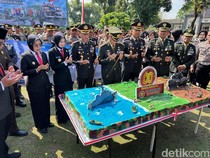 Momen Hangat HUT ke-80 TNI, Polres Kediri Hadir Beri Kejutan & Doa Terbaik