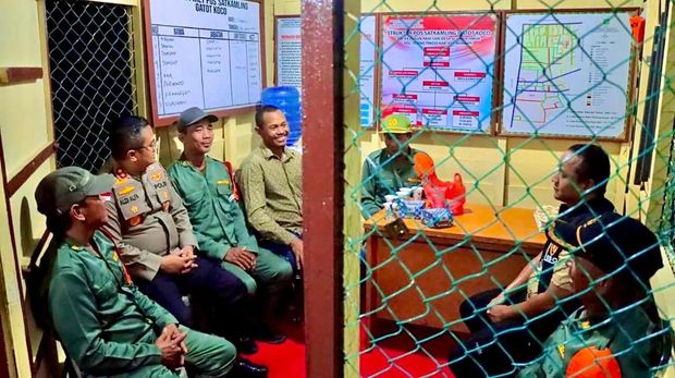Kapolres Kepulauan Meranti AKBP Aldi Alfa Faroqi mengecek Satkamling, Sabtu (4/10/2025) malam.