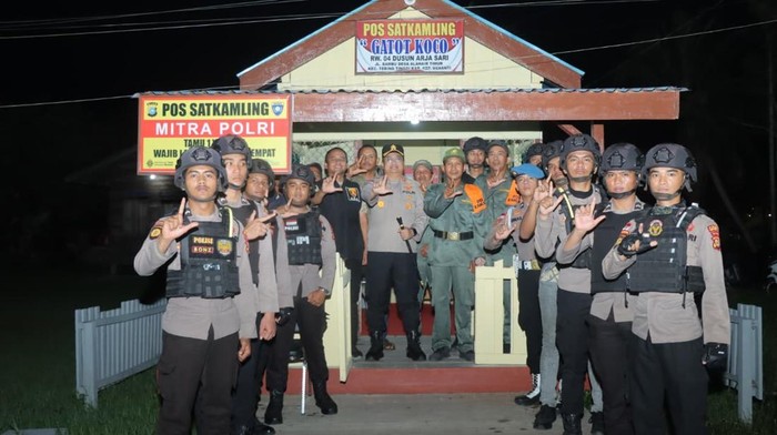 Kapolres Kepulauan Meranti AKBP Aldi Alfa Faroqi mengecek Satkamling, Sabtu (4/10/2025) malam.