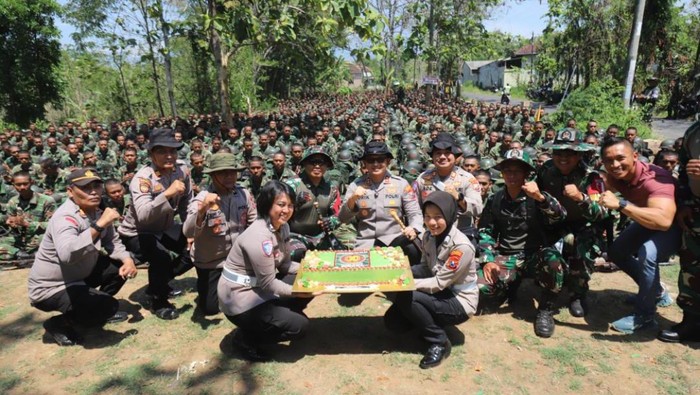 Kapolres Magetan bersama jajaran memberikan kejutan di HUT ke-80 TNI