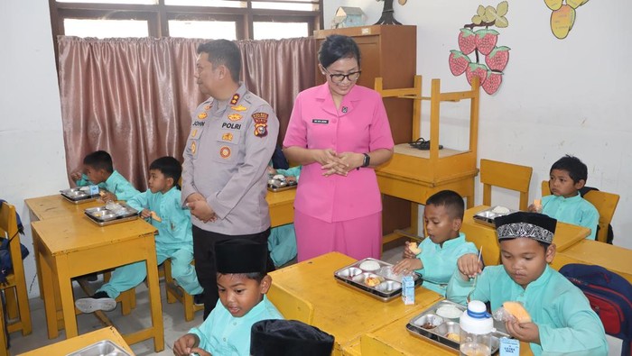 Kapolres Pelalawan AKBP John Lpuis Letedara memantau pendistribusian makan bergizi gratis di SDN 003 Pangkalan Kerinci, Jumat (3/10/2025).