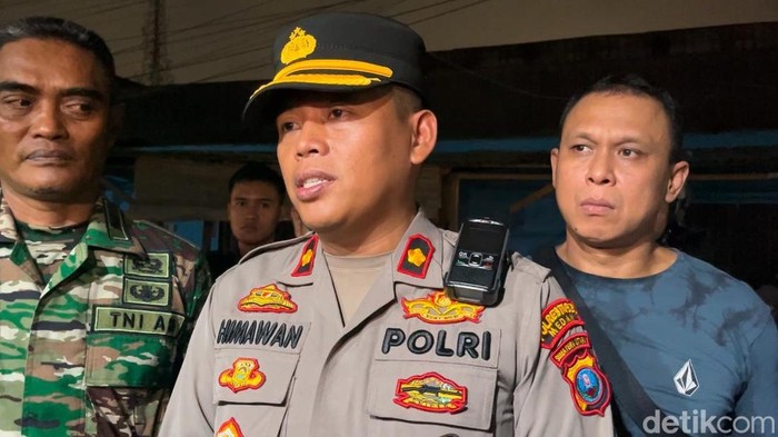 Kapolsek Medan Area Kompol Dwi Himawan saat diwawancarai di lokasi. (Foto: Finta Rahyuni/detikSumut)