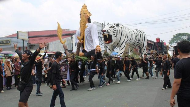 Karnaval dalam rangka HUT ke-527 Kuningan, Minggu (5/10/2025).