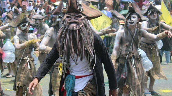 Karnaval dalam rangka HUT ke-527 Kuningan, Minggu (5/10/2025).