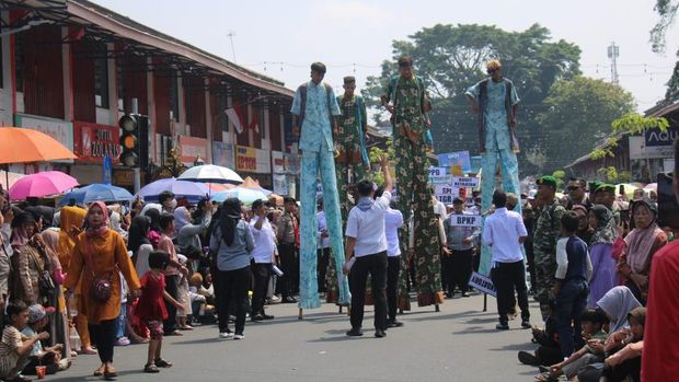 Karnaval dalam rangka HUT ke-527 Kuningan, Minggu (5/10/2025).