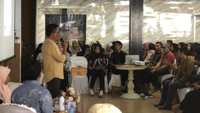 Kepala Dinkes Kota Bima, Ahmad, menyampaikan materi dalam kegiatan pelatihan petugas penjamah makanan pada SPPG se-Kota Bima, Sabtu (4/10/2025). (Dok. Istimewa)