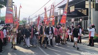 Peserta napak tilas Sawunggaling berjalan dari Kelurahan Lidah Wetan menuju Taman Bungkul Surabaya.