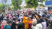 Antusiasme warga di Surabaya saat menyaksikan kirap napak tilas Sawunggaling.