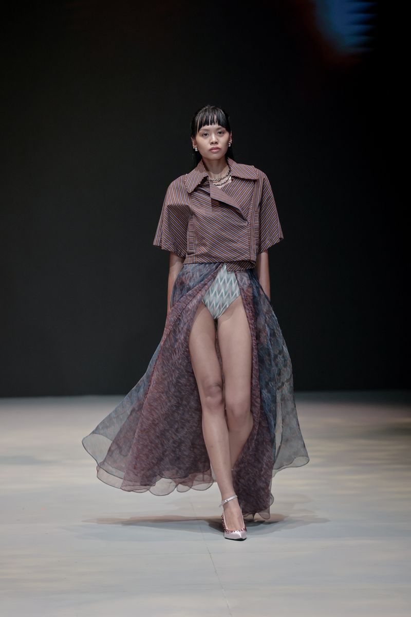 Koleksi IKAT Indonesia di Plaza Indonesia Fashion Week 2025 Koleksi IKAT Indonesia di Plaza Indonesia Fashion Week 2025