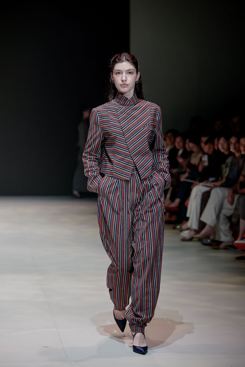 Koleksi IKAT Indonesia di Plaza Indonesia Fashion Week 2025 Koleksi IKAT Indonesia di Plaza Indonesia Fashion Week 2025